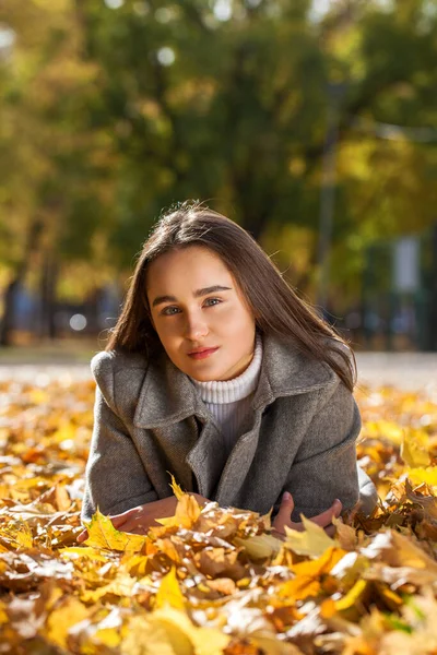 Sonbahar Park Güzel Bir Genç Kız Portresi — Stok fotoğraf