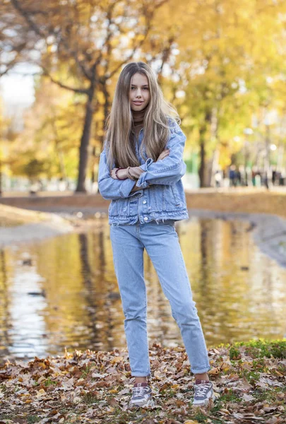 Ganztägiges Porträt Eines Jungen Schönen Mädchens Stylischen Zerrissenen Jeans Das — Stockfoto