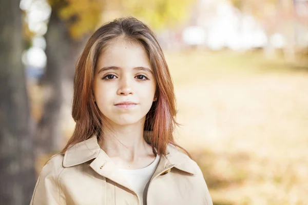 Porträt Eines Jungen Mädchens Einem Herbstlichen Park — Stockfoto