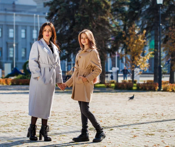 Retrato Una Madre Joven Una Hija Adolescente — Foto de Stock