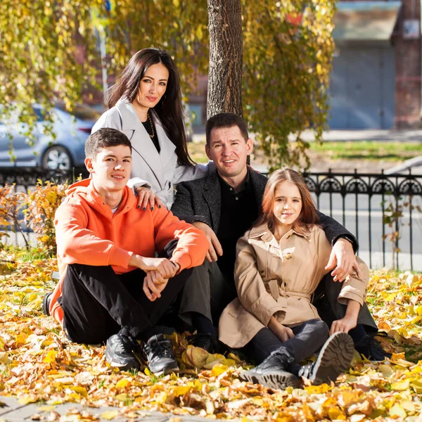 秋の公園で休んでいる幸せな家族 — ストック写真