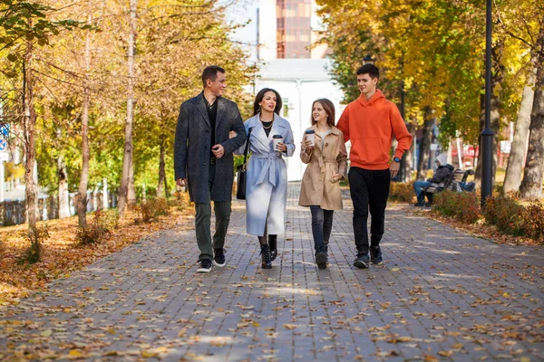 Glad Tatar Familj Promenader Höstparken — Stockfoto