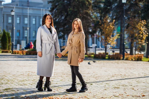 Genç bir anne ve genç bir kızın vücut portresi. 