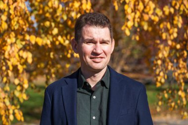 Genç esmer bir adamın yakın portresi. 