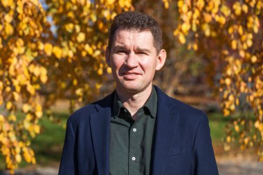 Genç esmer bir adamın yakın portresi. 