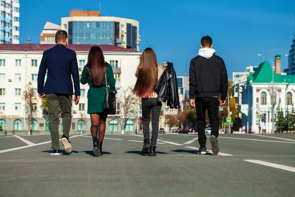 Achteraanzicht Tataarse Familie Wandelen Langs Herfst Straat — Stockfoto