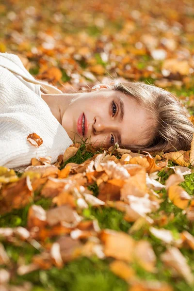 Junges Schönes Mädchen Liegt Herbstpark — Stockfoto