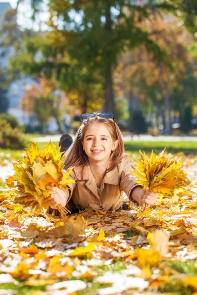 Νεαρό Όμορφο Κορίτσι Βρίσκεται Στο Πάρκο Φθινόπωρο — Φωτογραφία Αρχείου