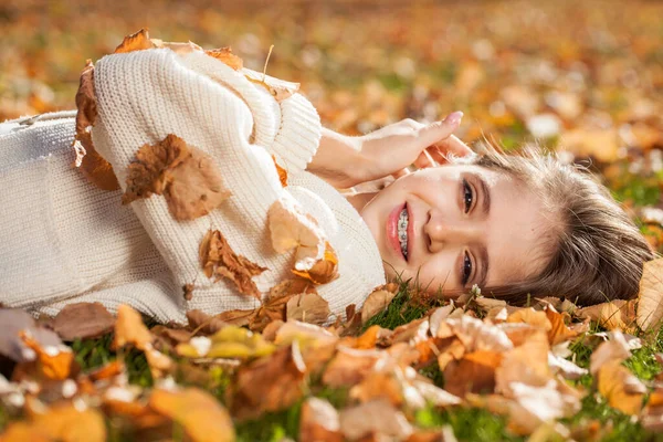 Jovem Menina Bonita Encontra Parque Outono — Fotografia de Stock