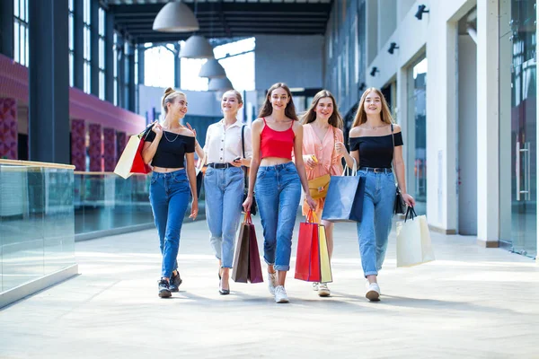 Ευτυχισμένες Νεαρές Κοπέλες Περπατούν Στο Εμπορικό Κέντρο Ψώνια — Φωτογραφία Αρχείου