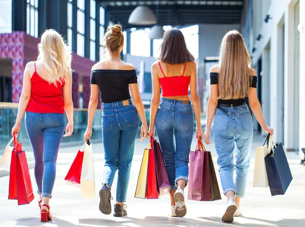 Γυναίκες Για Ψώνια Νεαρές Κοπέλες Περπατούν Στο Εμπορικό Κέντρο Τσάντες — Φωτογραφία Αρχείου