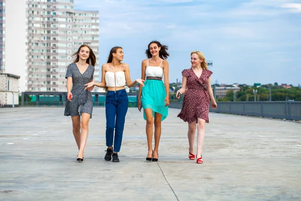 Sokakta Dört Kız Arkadaş Yürüyor — Stok fotoğraf