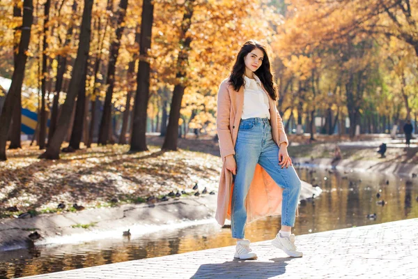 Full Längd Porträtt Ung Vacker Flicka Poserar Mot Bakgrund Höstpark — Stockfoto