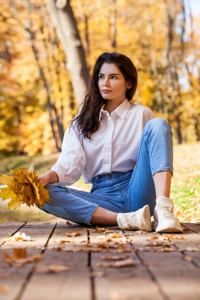 Retrato Completo Uma Jovem Jeans Azul Posando Parque Outono — Fotografia de Stock