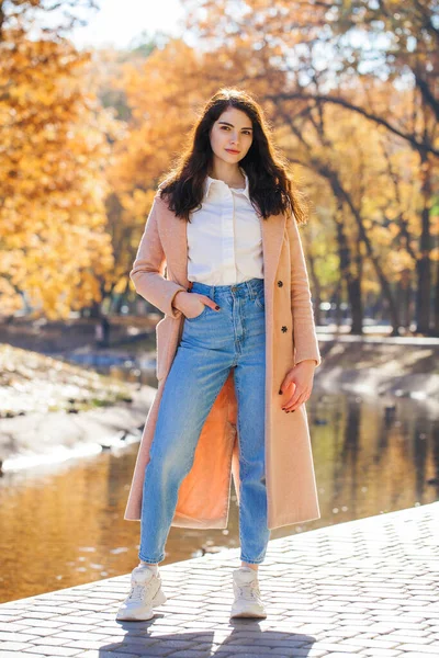 Bir Sonbahar Parkının Arka Planında Poz Veren Güzel Bir Kızın — Stok fotoğraf