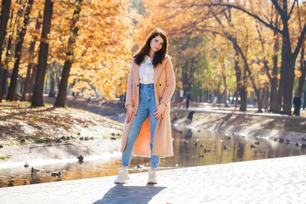 Bir Sonbahar Parkının Arka Planında Poz Veren Güzel Bir Kızın — Stok fotoğraf