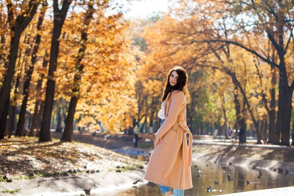 Портрет Молодой Красивой Девушки Позирующей Фоне Осеннего Парка — стоковое фото