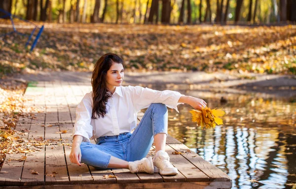 Портрет Молодой Девушки Синих Джинсах Позирующей Осеннем Парке — стоковое фото