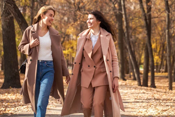 Две Счастливые Женщины Гуляющие Осеннем Парке — стоковое фото