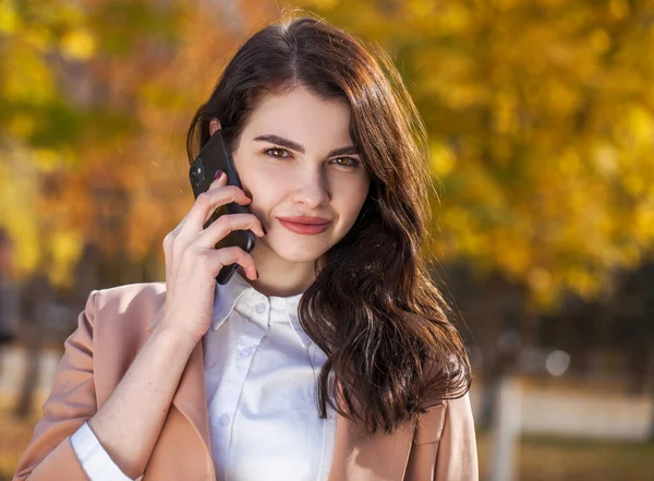Νεαρή Όμορφη Επιχειρηματίας Κάνει Ένα Κινητό Τηλέφωνο Στο Πάρκο Φθινόπωρο — Φωτογραφία Αρχείου
