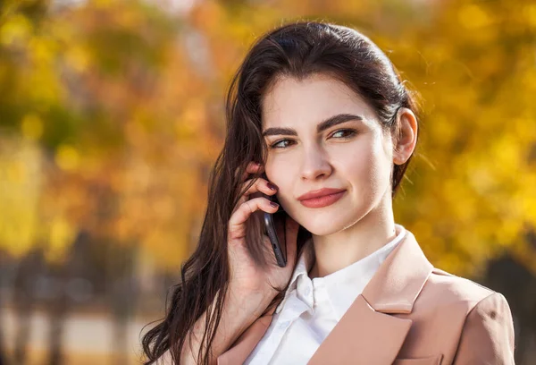 Молодая Красивая Деловая Женщина Звонит Сотовому Осеннем Парке — стоковое фото