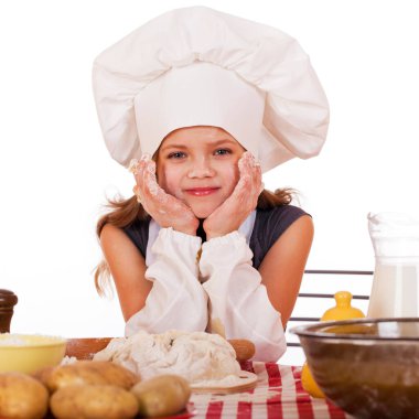 Aşçı gibi giyinmiş, beyaz bir arka planda izole edilmiş güzel bir bebek.