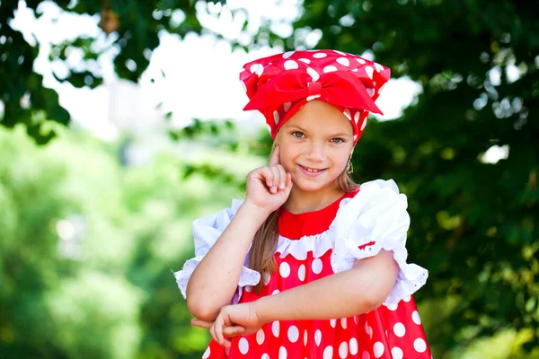 Portret Uroczej Małej Dziewczynki Patrząc Kamery Tle Zielone Lato — Zdjęcie stockowe