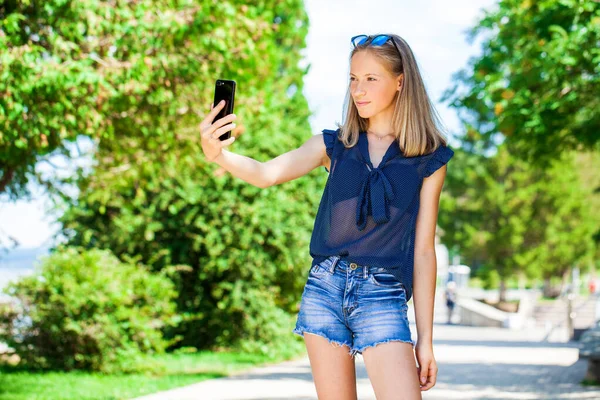 Mladá Krásná Dívka Fotografování Sebe Sama Mobilním Telefonu — Stock fotografie