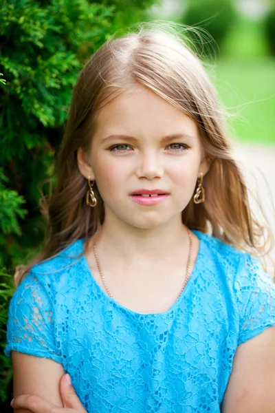 Portrait Belle Petite Fille Sur Fond Parc Été — Photo