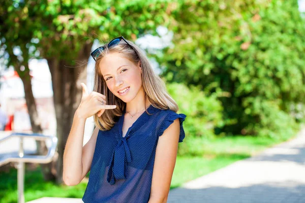 Close Portrait Young Beautiful Blonde Girl Summer Park — Stock Photo, Image