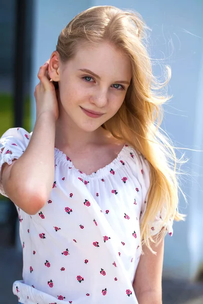 Primer Plano Retrato Una Joven Hermosa Mujer Rubia Verano Aire —  Fotos de Stock