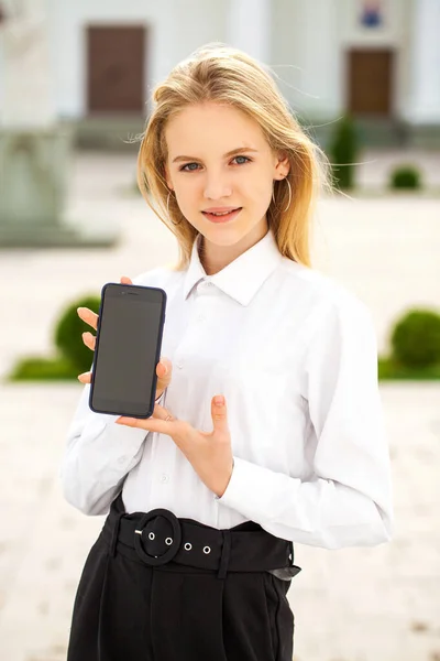 Junges Schönes Mädchen Zeigt Smartphone Display — Stockfoto
