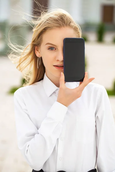 Junges Schönes Mädchen Zeigt Smartphone Display — Stockfoto