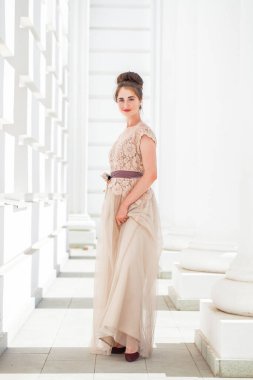 Sokakta poz veren bej elbiseli güzel bir esmer.