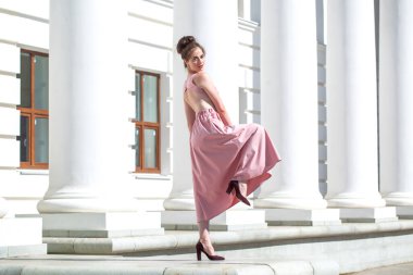 Tam vücut, güzel esmer, lüks pembe elbiseli.