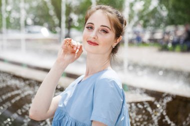 Sokakta poz veren turkuaz elbiseli güzel bir esmer.