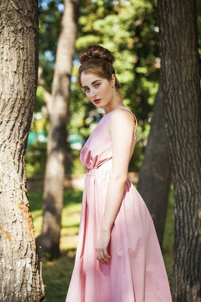 Yaz parkında genç ve güzel bir esmer kadının portresi.