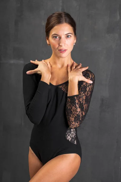 Ballerina Black Bodysuit Posing Dark Studio — 图库照片