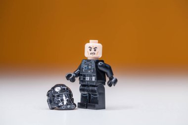 Rusya, SAMARA, 22 Aralık 2021 - Lego Star Wars minifigürü, İmparatorluk savaş pilotu TIE 