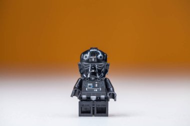 Rusya, SAMARA, 22 Aralık 2021 - Lego Star Wars minifigürü, İmparatorluk savaş pilotu TIE 