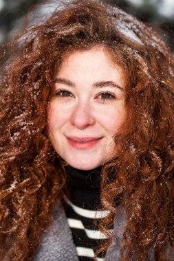 Bir kış Parkı'nda genç güzel bir kız portresi