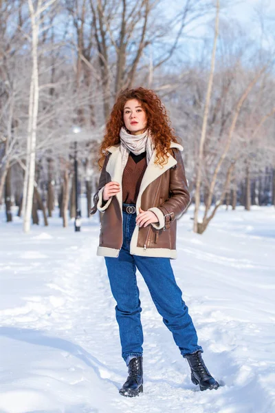 Retrato Comprimento Total Menina Bonita Posando Parque Inverno — Fotografia de Stock