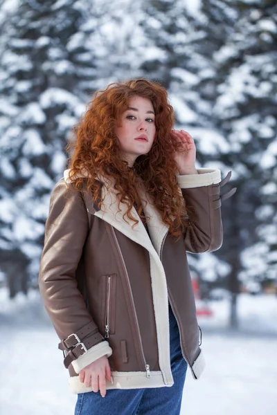 冬の公園の若い美しい少女の肖像 — ストック写真