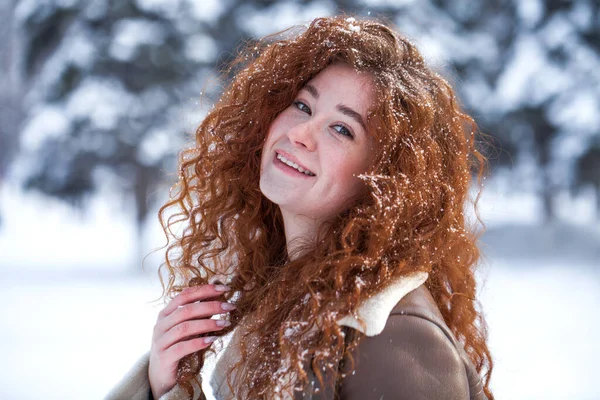 Портрет Молодой Красивой Девушки Зимнем Парке — стоковое фото