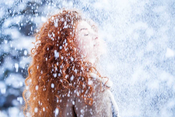 Bir Kış Parkı Nda Genç Güzel Bir Kız Portresi — Stok fotoğraf
