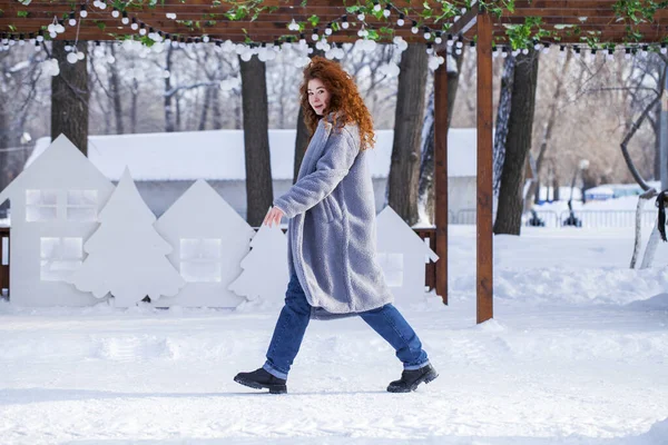 Портрет Молодой Красивой Рыжеволосой Девушки Гуляющей Зимнем Парке — стоковое фото