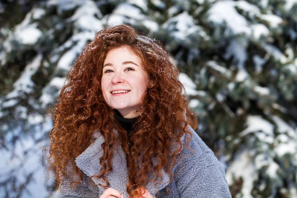 Portrét Mladé Krásné Dívky Zimním Parku — Stock fotografie