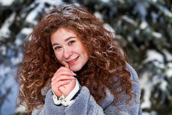 Portret Van Een Jong Mooi Meisje Een Winter Park — Stockfoto