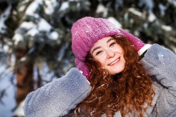 Portret Van Een Jong Mooi Meisje Een Winter Park — Stockfoto