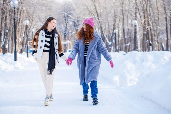 Dvě Mladé Veselé Přítelkyně Procházejí Zimním Parku — Stock fotografie